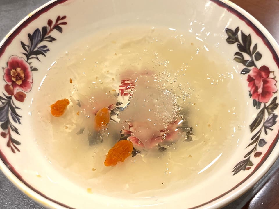 甘いシロップに白きくらげとクコの実が入ったもの