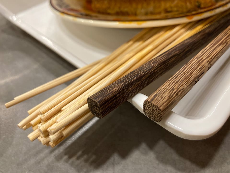 １つのトレイにまとまった食べ終わった串