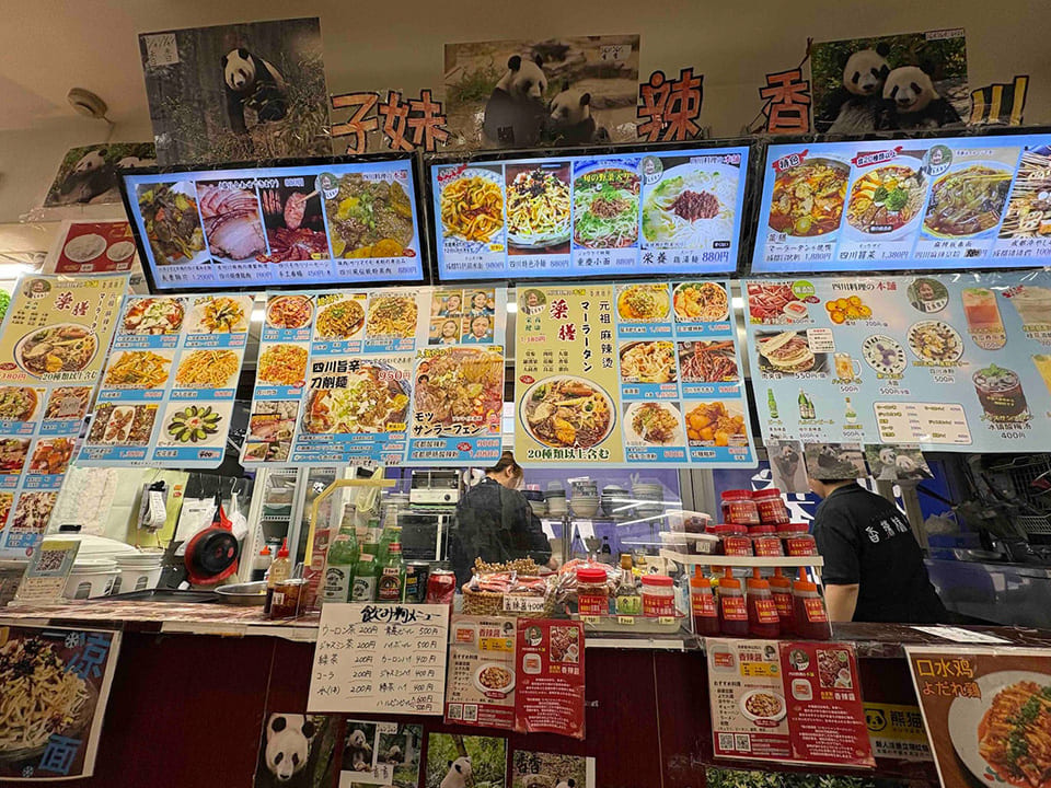 池袋の友誼食府のフードコートの様子