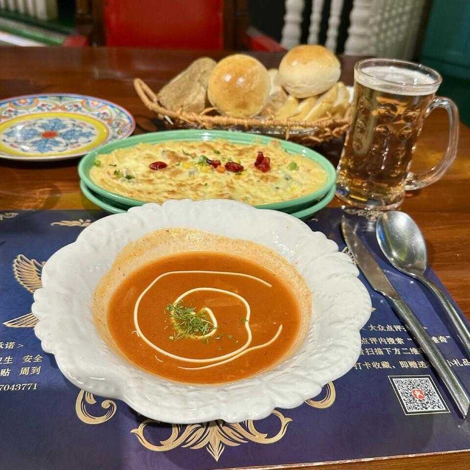 注文したボルシチ、お肉や野菜のグラタン、パン、生ビール