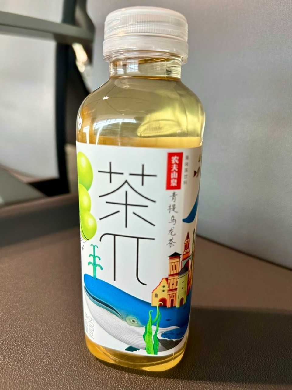 飛行機を待つ間、売店で買ったお茶