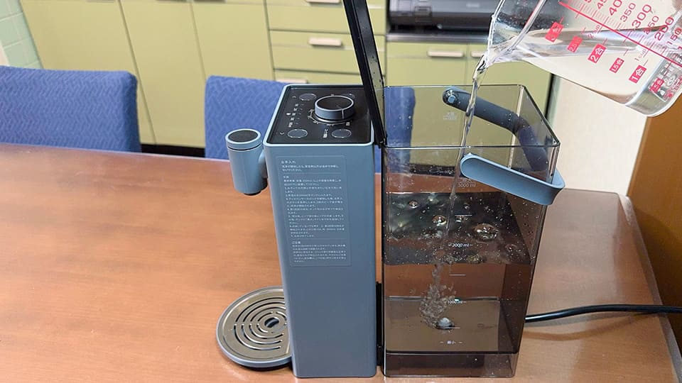【BUYDEEM SmartHotウォーターディスペンサー レビュー】給水はタンク取り外しと直接注水の2つから選べる