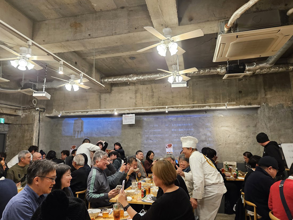 金さんが各テーブルを回り、記念撮影。