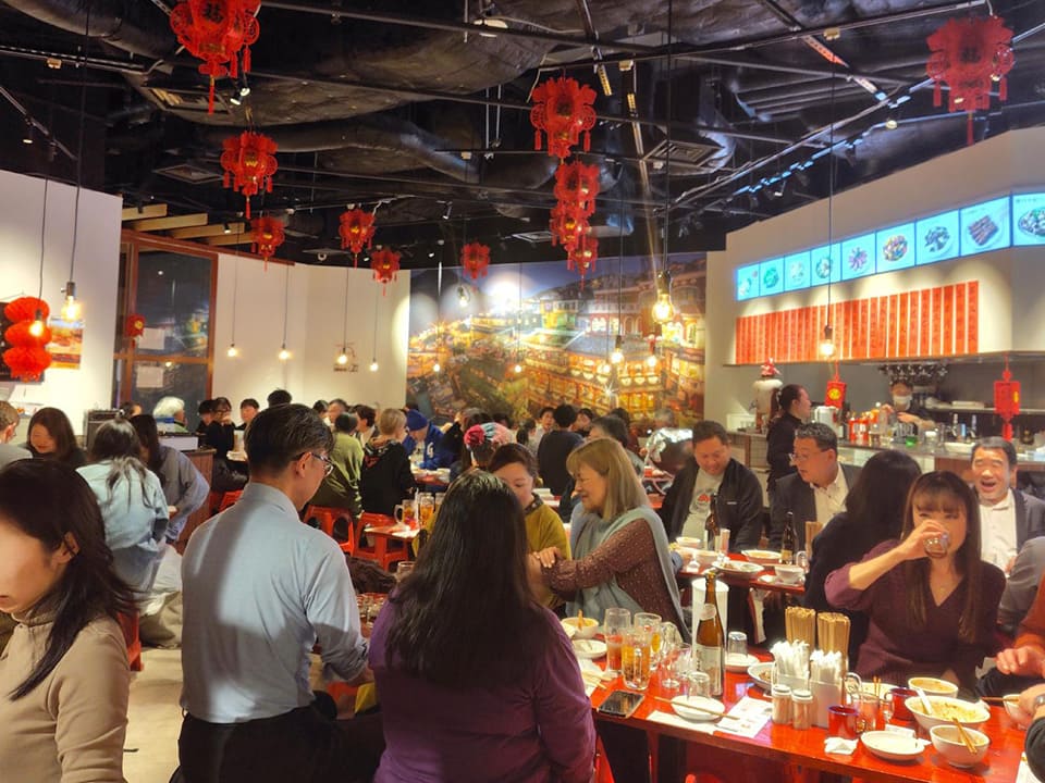 大賑わいの年夜飯の様子