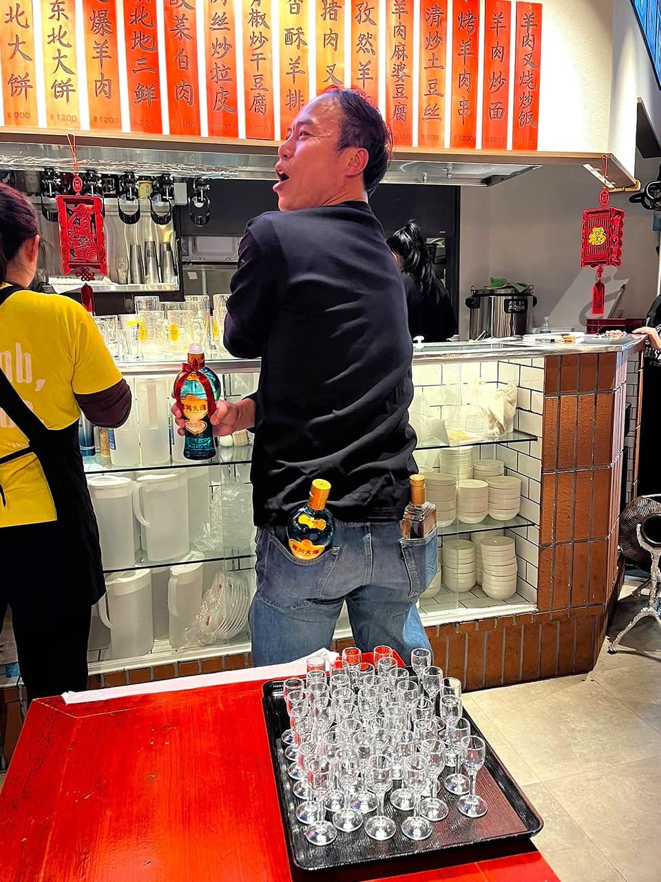 後ろに白酒を入れた姿