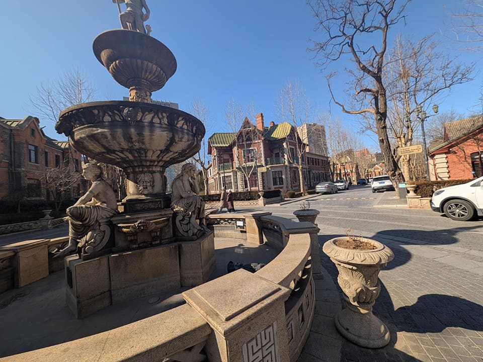 ロシア時代に「ダーリニー市」の役所として使われていた建物