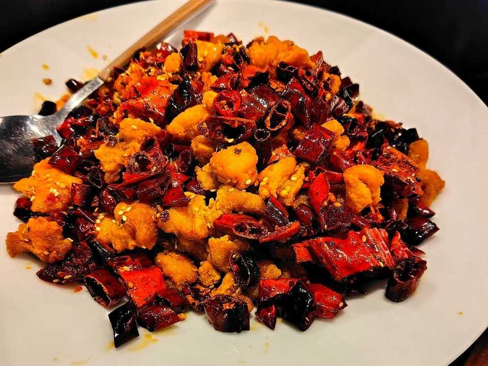 小さい鶏のから揚げがたくさんの輪切り唐辛子