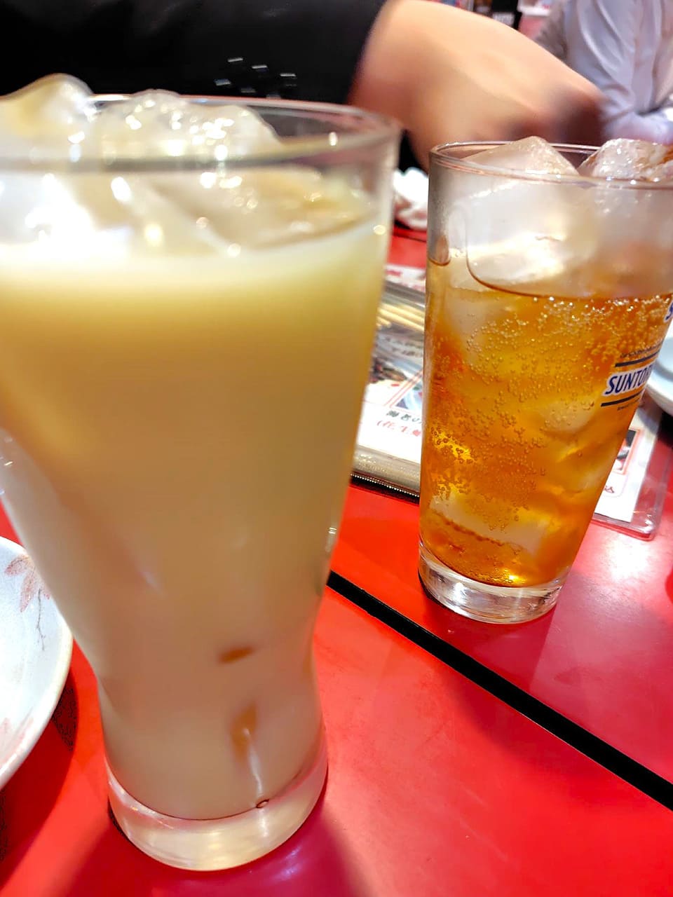 木瓜牛奶、蘋果西打 (パパイヤミルク(左)とりんごサイダー(右))