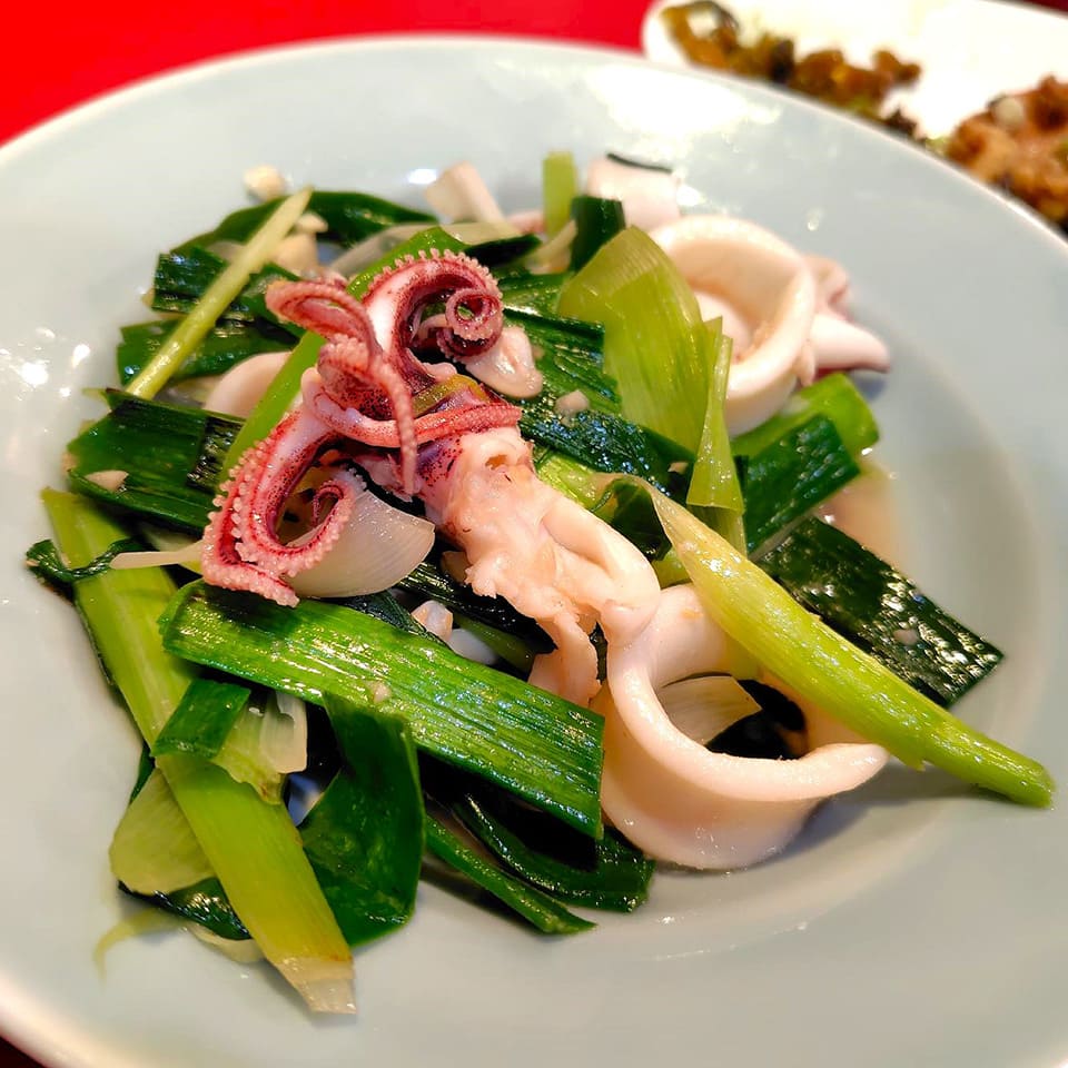 花枝炒蒜菜 (ヤリイカと葉ニンニク炒め)