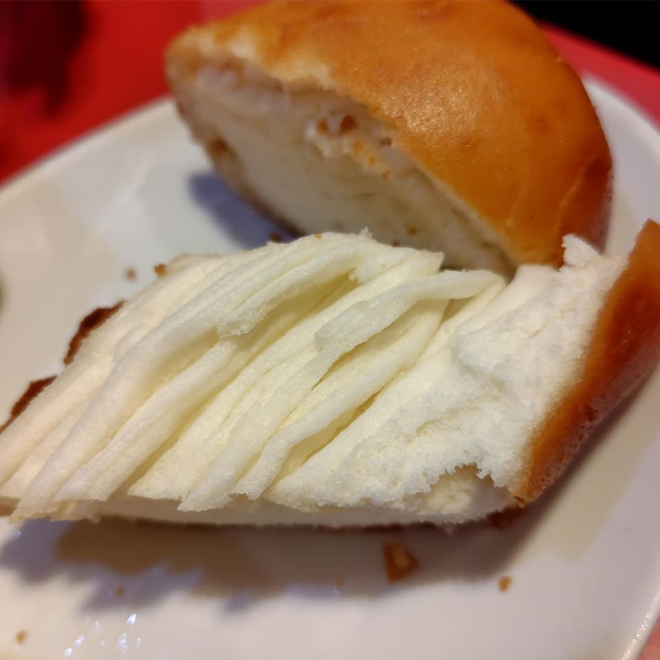 炒海瓜子(あさり炒め)と銀絲卷(台湾揚げパン)