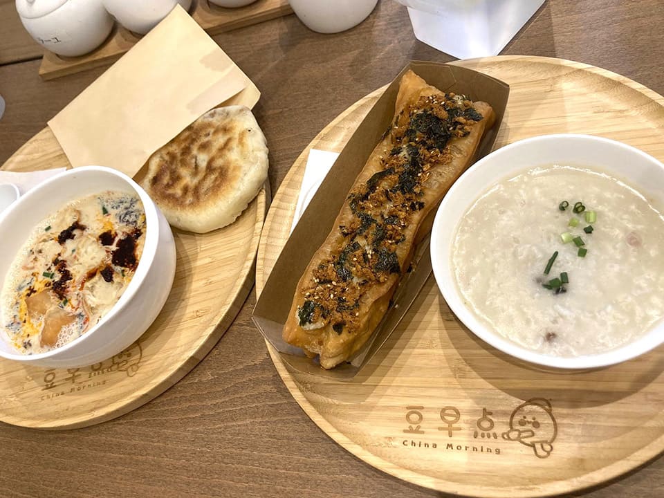 左のお皿　左：鹹豆漿(塩味の豆乳)　右：牛肉饅頭(牛肉おやき)
右のお皿　左：スィート揚げもちパン(肉鬆(ロウソン：肉でんぶ))　右：週替わりのお粥(豚皮蛋)