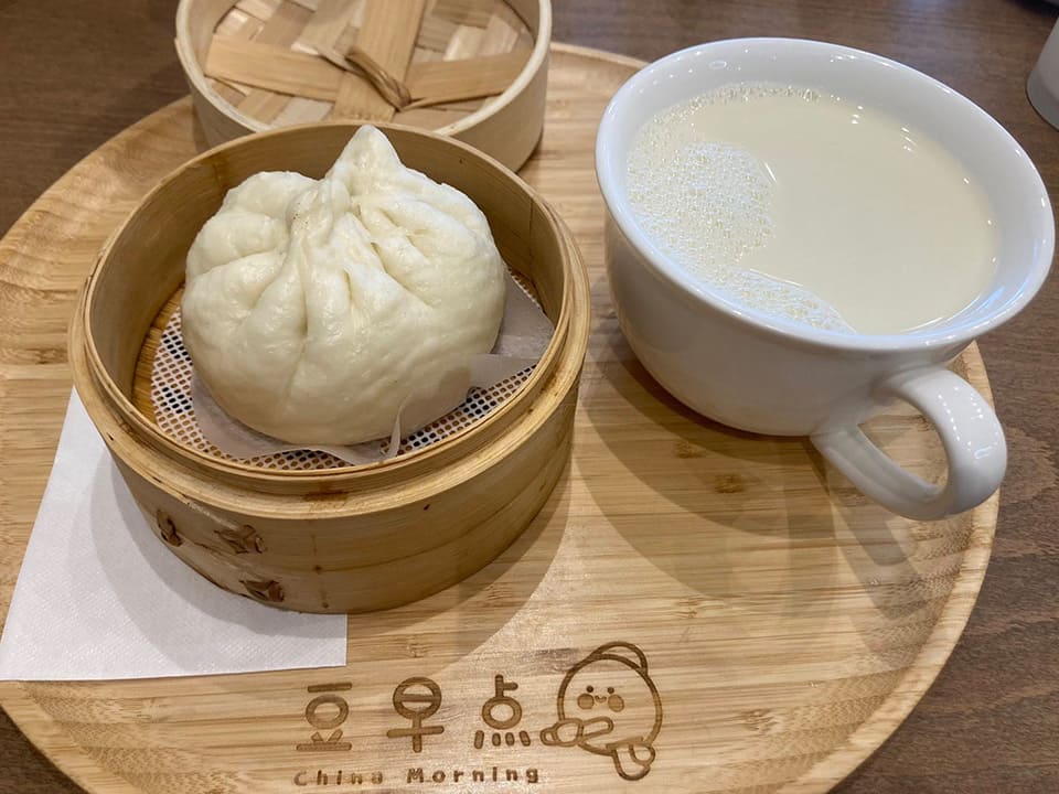 左：豚まん　右：豆乳