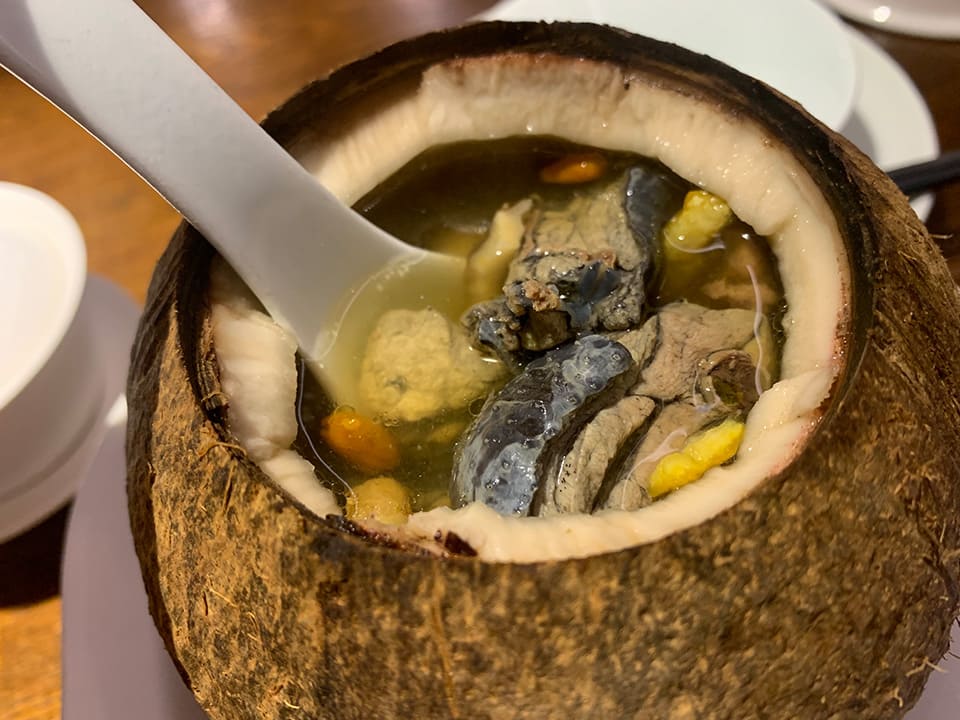 烏骨鶏をココナッツジュースで煮込んだスープ