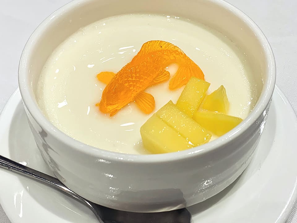 鯉の形のゼリーが乗った双皮奶