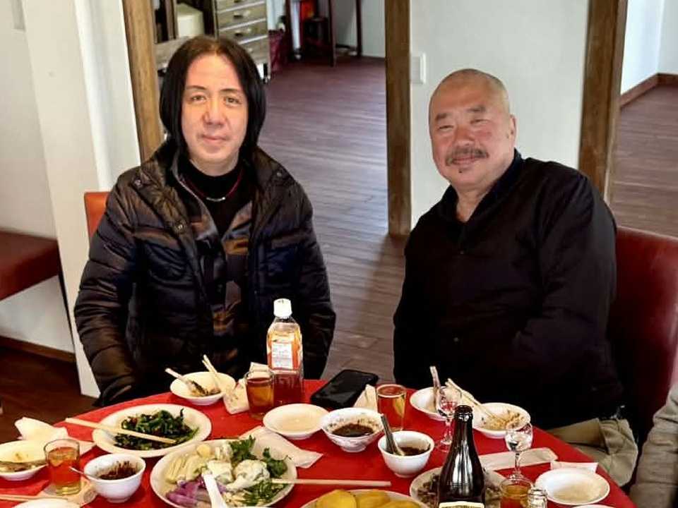 映画監督の金大偉さんと味坊集団の梁宝璋さん