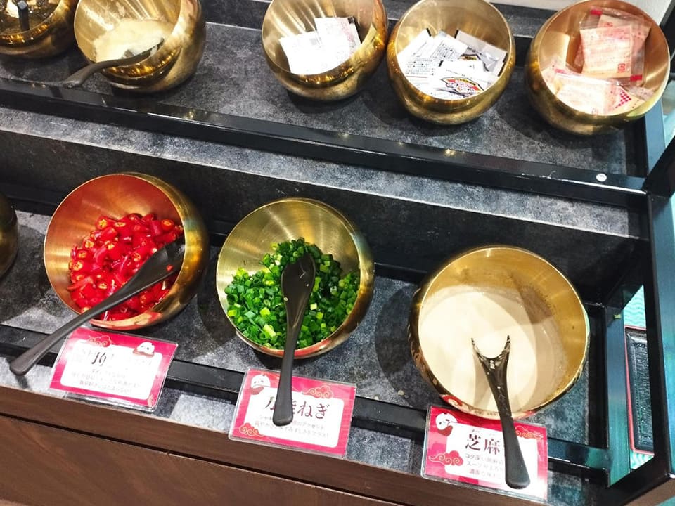 iSDG麻辣燙調味料コーナー手前左から唐辛子、小葱、ごまだれ