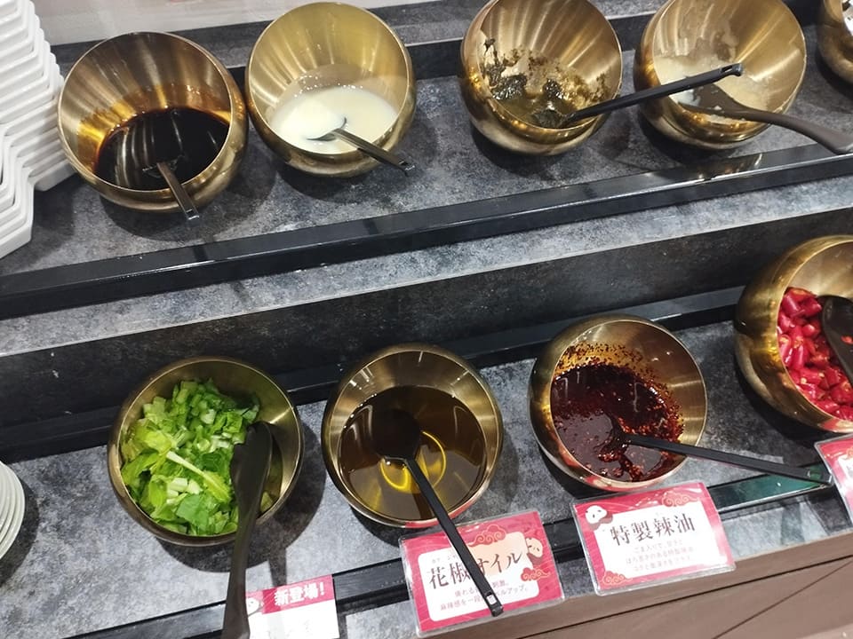 iSDG麻辣燙調味料コーナー奥はオイスターソース、韮ソース、ニンニク等