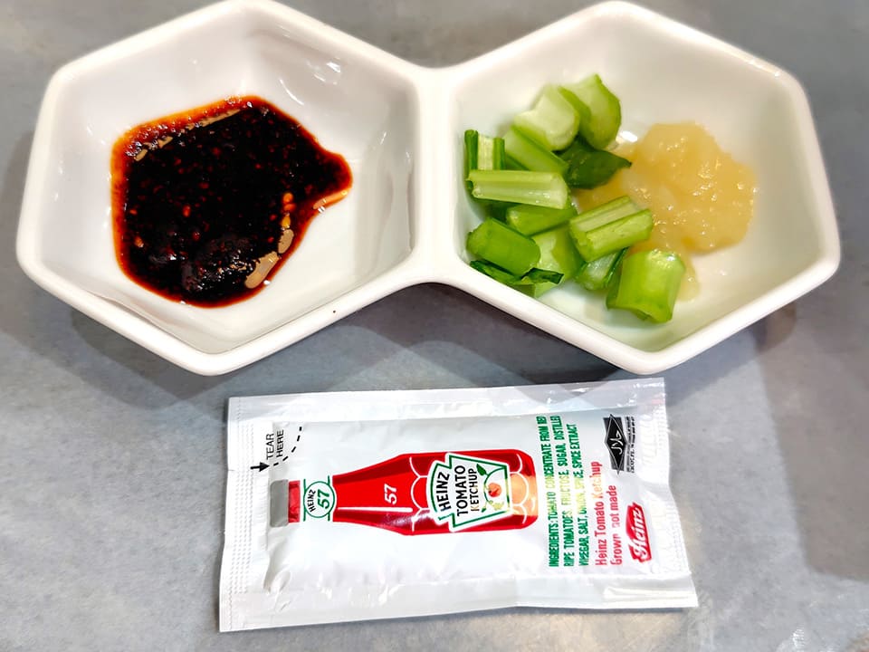 特製辣油とカブの葉、ニンニク、ケチャップ