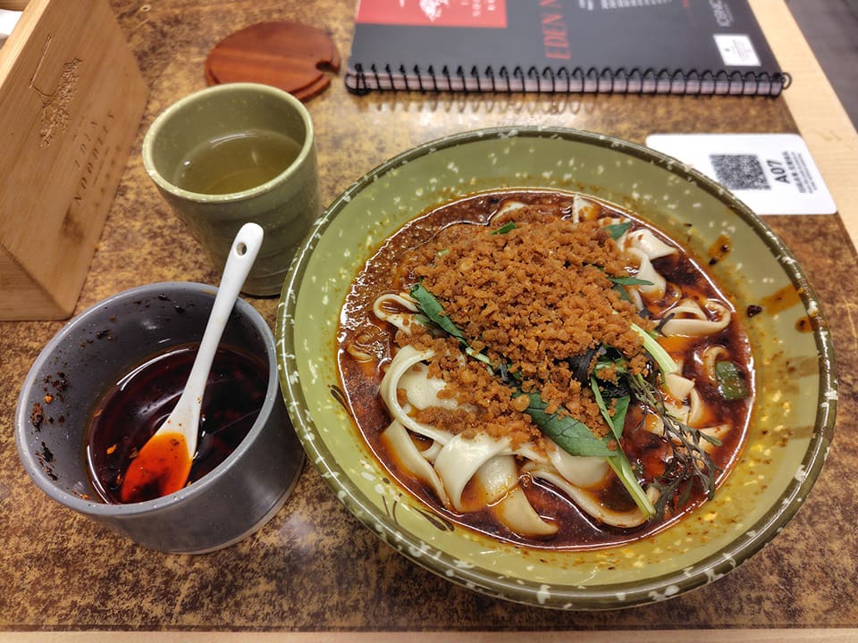 四川担担面　中辛　刀削麺