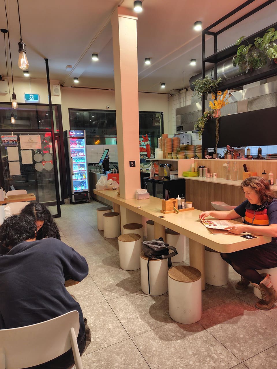 四川担担面 Eden noodles cafe　ニューマーケット店　店内
