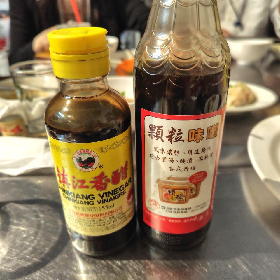 左：中国の黒酢　右：台湾の黒酢
