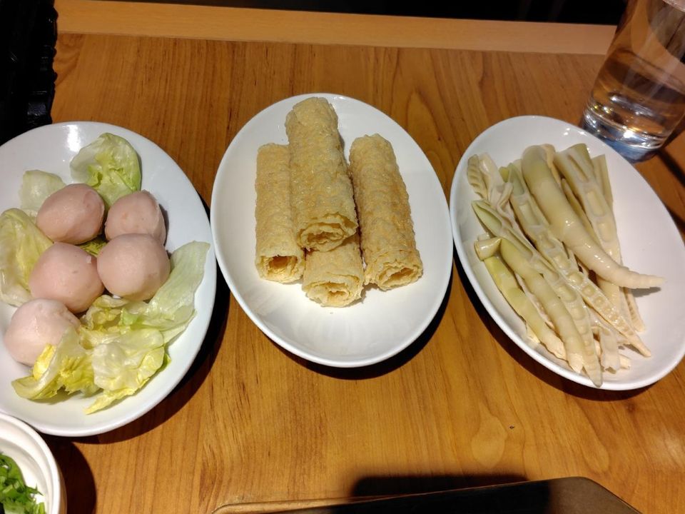 左から海老団子、揚げ湯葉、筍