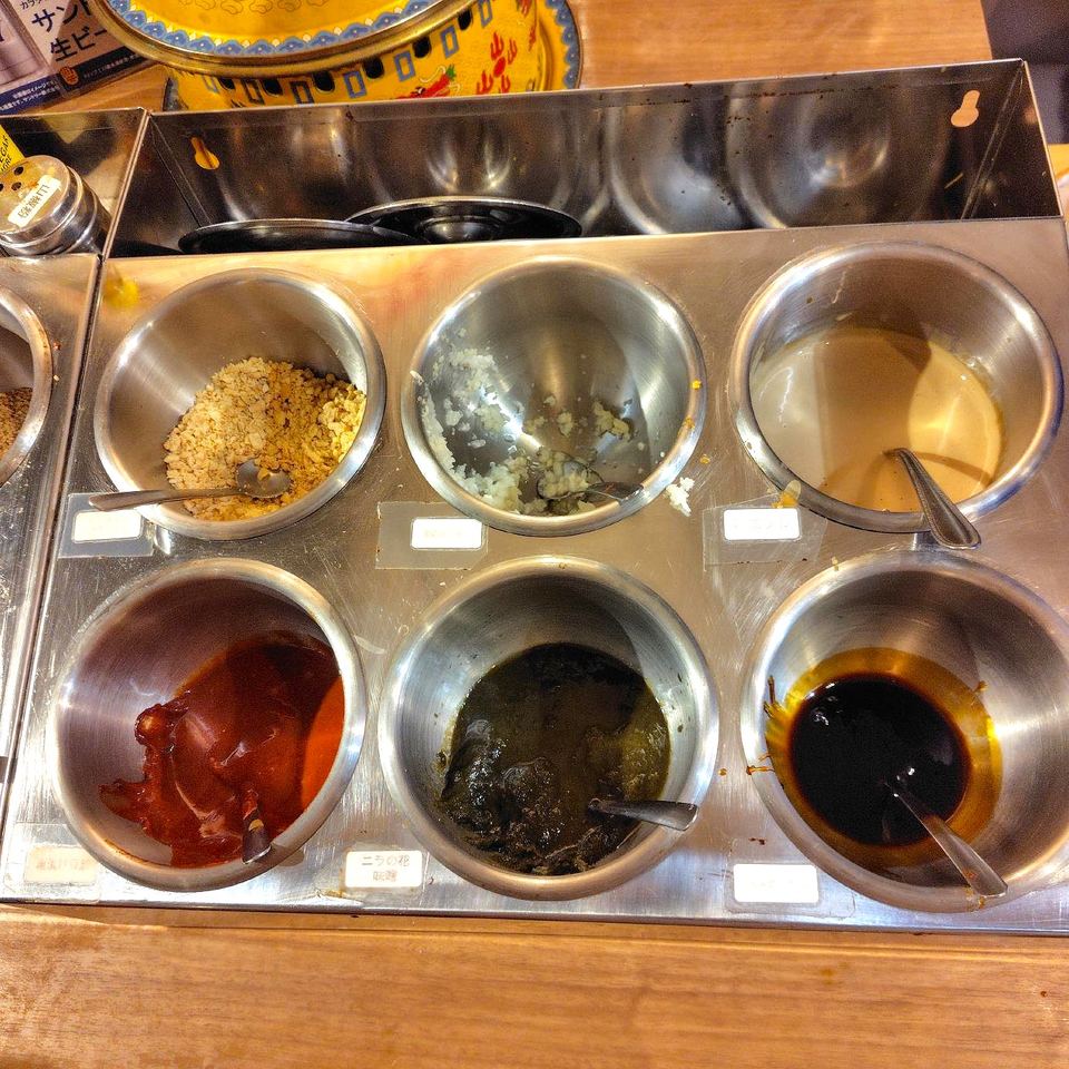 左上：砕きピーナツ、刻みニンニク、ごまだれ
左下：塩漬け豆腐(腐乳)。韮ソース、オイスターソース