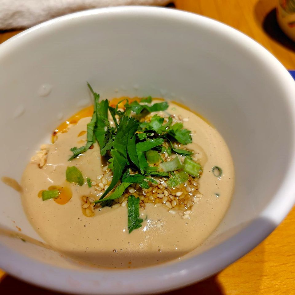 ごまだれ、青ネギ、ニンニク、香油、パクチー、自家製ラー油。